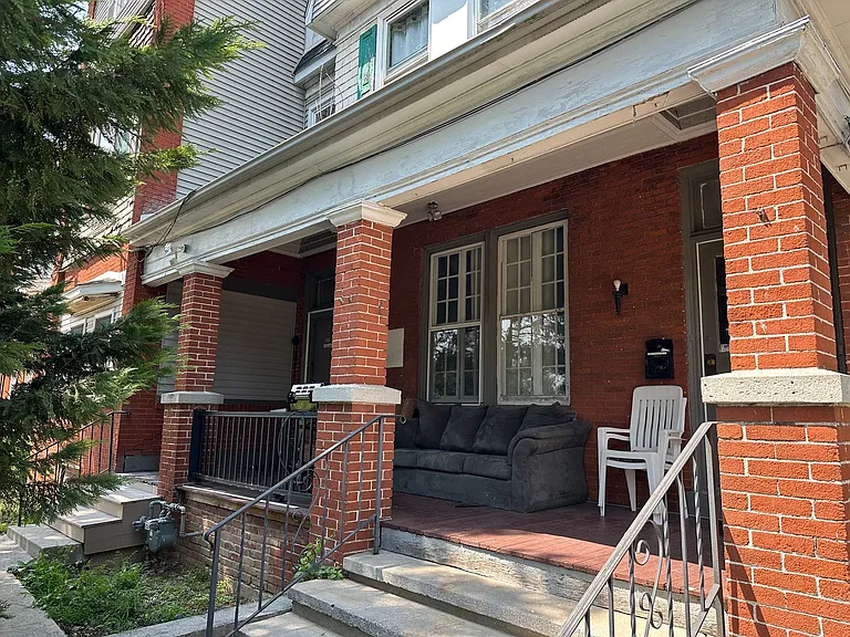 905 E King St — Photo 3