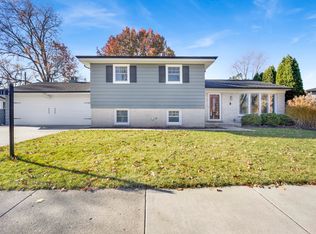 1518 N Mura Ln, Mount Prospect, IL 60056