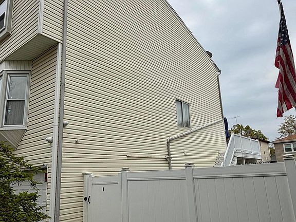 3rd image of 556 Dongan Hills Ave #13A