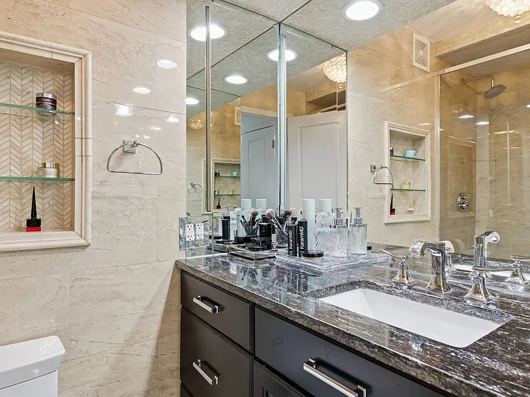 111 E Chestnut St #34B — Photo 15