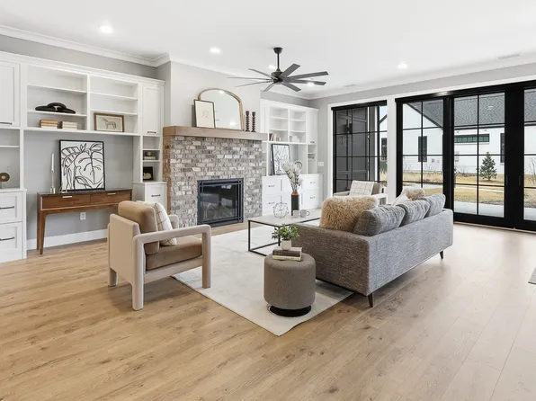 415 Main St Unit 2B, Pella, IA 50219