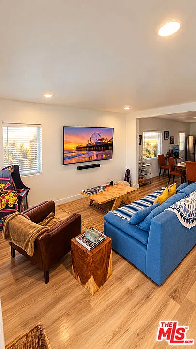 2 bed, 1.0 bath, 936 sqft, $4,000 — Photo 2