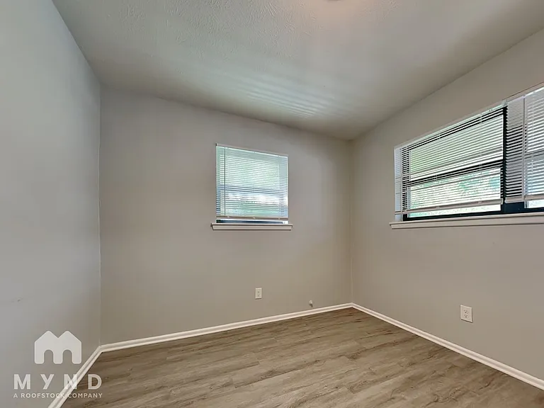 605 Thompson Dr — Photo 16