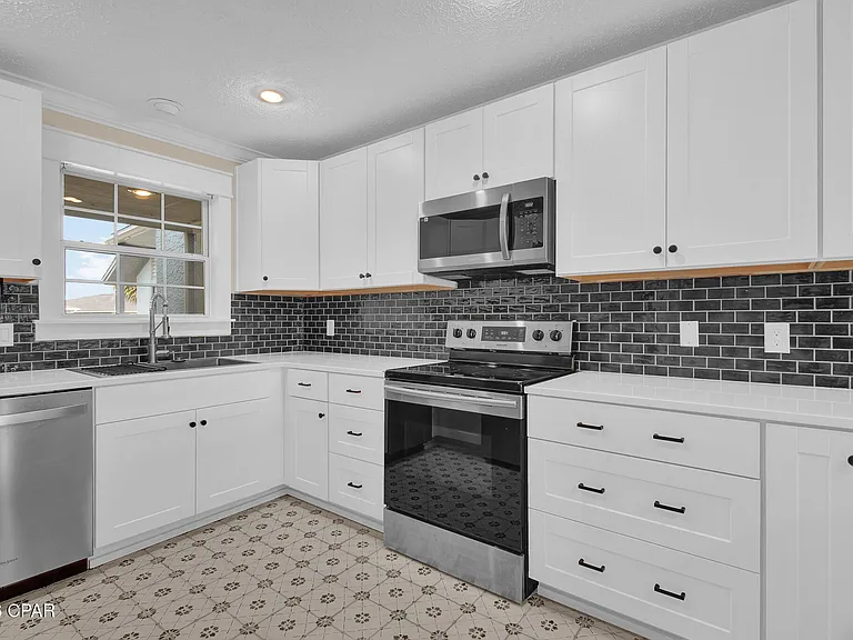 1365 Capri Dr — Photo 23
