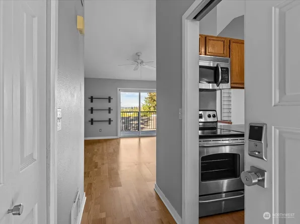 406 10th Street #C302, Kirkland, WA 98033