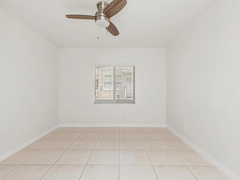 24 SW 6th St #2 — Photo 15