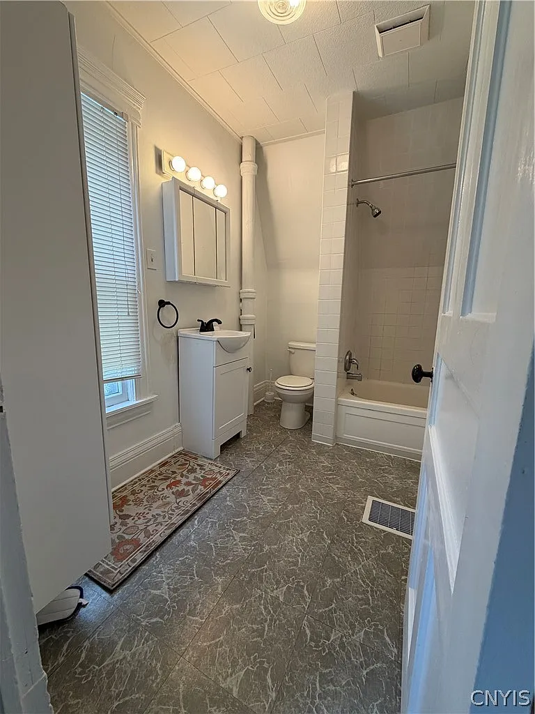 1 bed, 1.0 bath, 1924 sqft, $1,600 — Photo 2