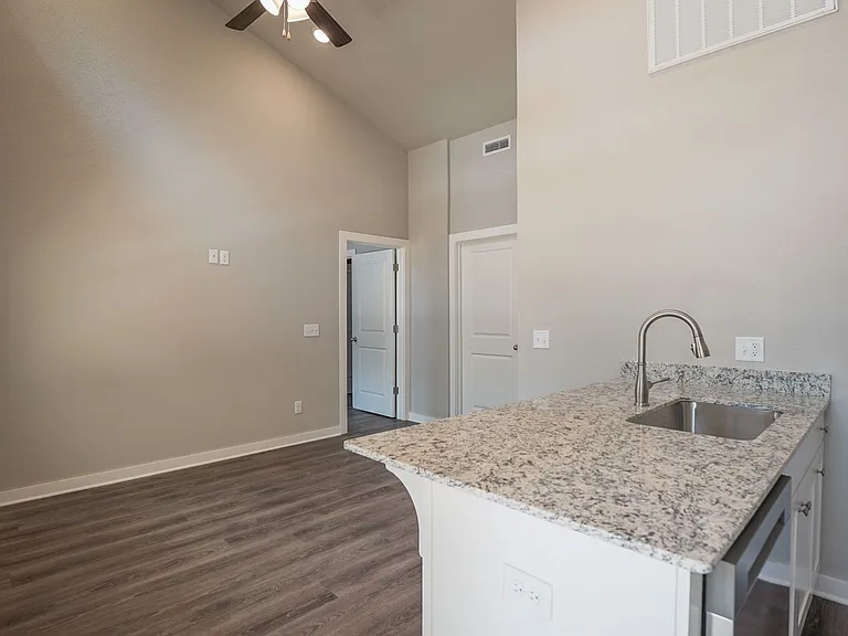 640 N Honey Locust Bnd — Photo 2