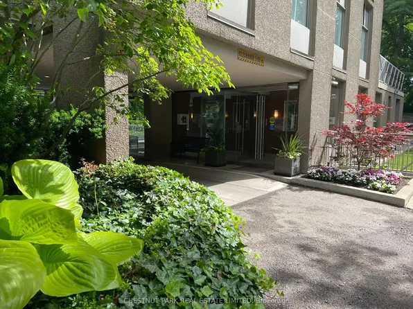 423 Avenue Rd #8, Toronto, ON M4V 2H7