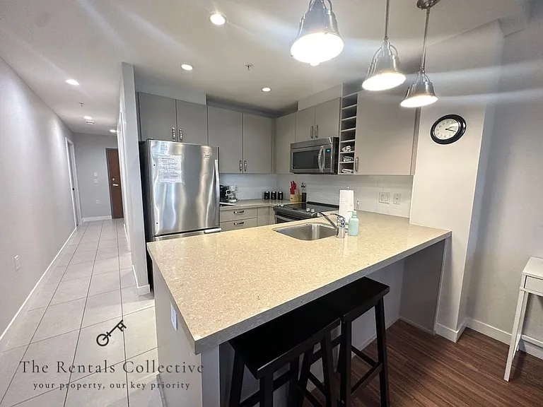 215 W 1st St #301 — Photo 8