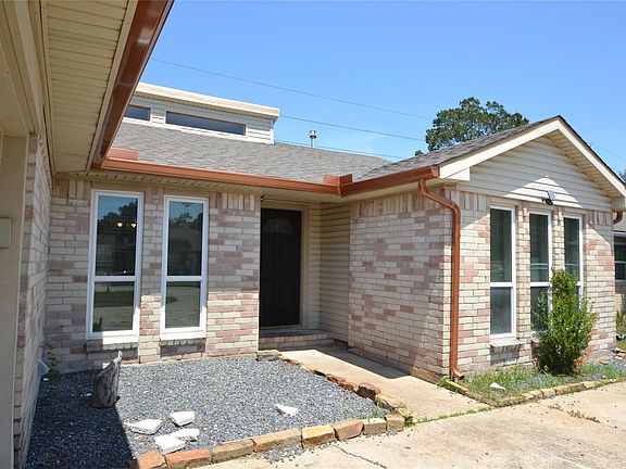 3rd image of 15718 Fox Springs Dr