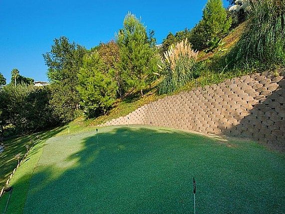 Custom putting green