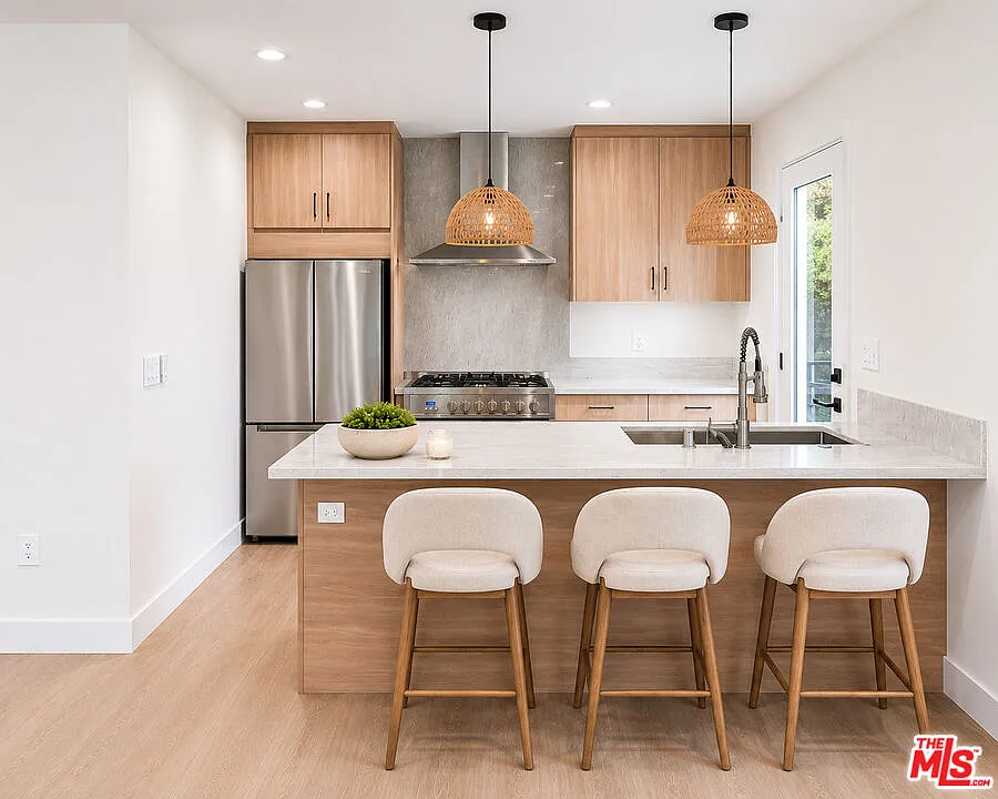 2 bed, 2.0 bath, 960 sqft, $6,500 — Photo 3