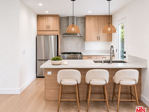 3rd image of 912 N Harper Ave #1