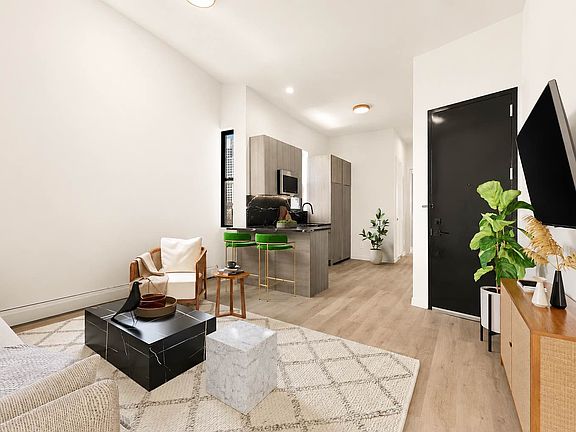 3rd image of 111 Huron St APT 1R