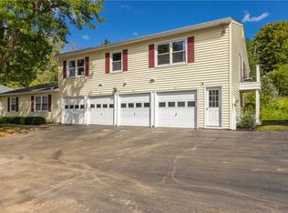 32 Falcon Ln E, Fairport, NY 14450