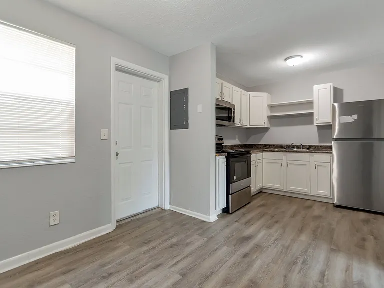 4543 Moncrief Rd W — Photo 3
