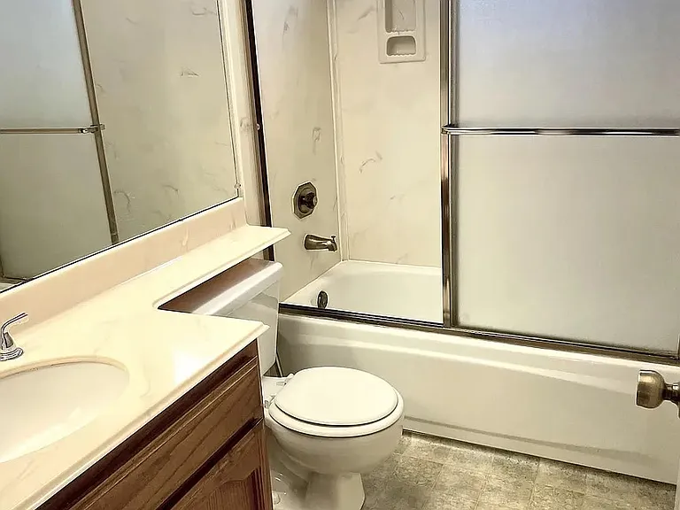 Hall Bathroom with Shower/Tub