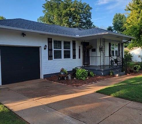 2nd image of 406 Winona Blvd