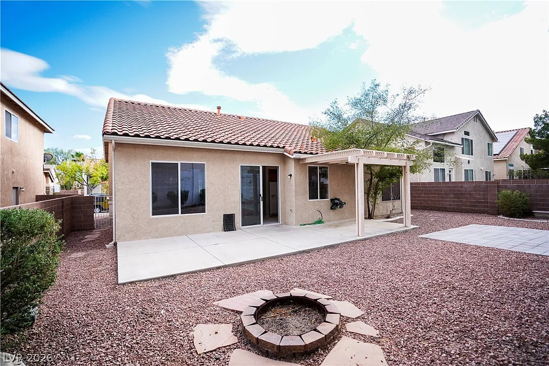 3 bed, 2.0 bath, 1400 sqft, $1,900 — Photo 3
