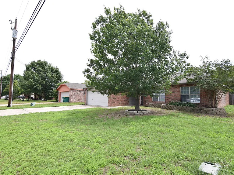 2107 Miller St — Photo 3