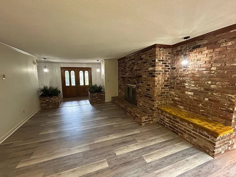 215 York Dr — Photo 3