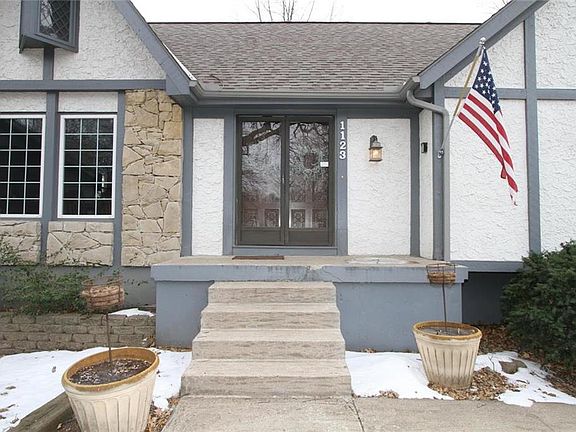 3rd image of 1123 NE Clubhouse Ct