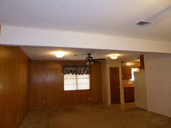 3rd image of 305 W Mistletoe Dr