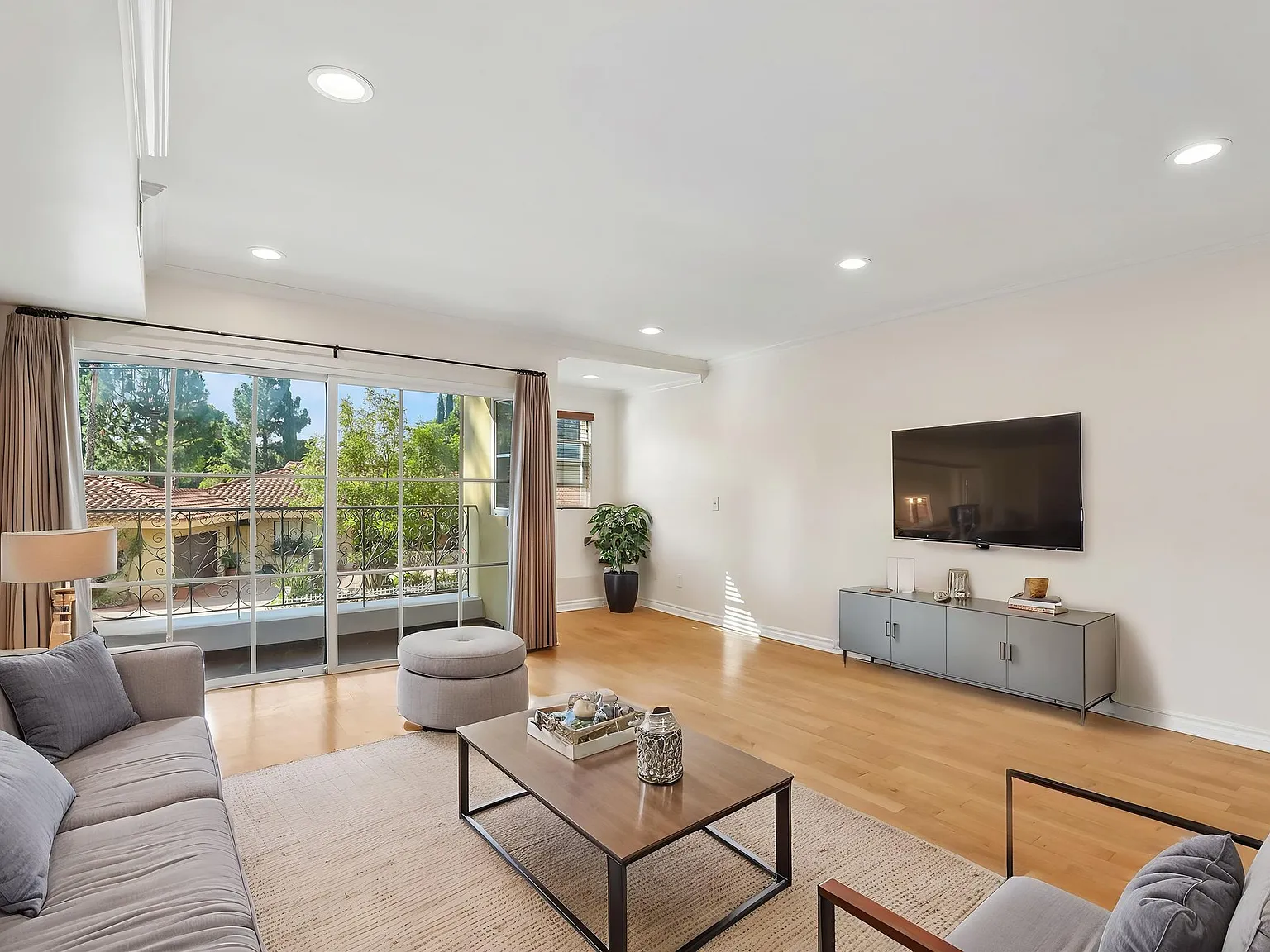 2301 Roscomare — Photo 2