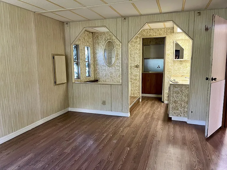 413 Pine Tree Ln — Photo 18