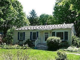 5th image of 11 Greentree Dr S