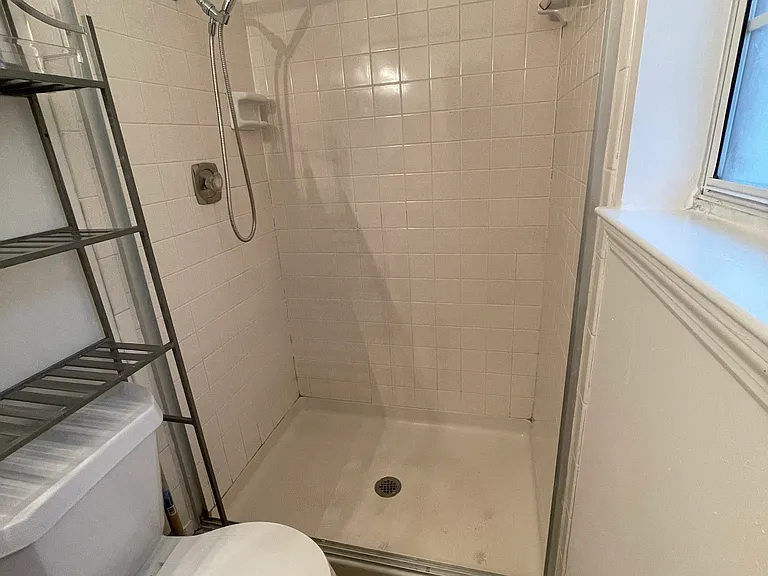 En-suite bathroom (master bedroom)