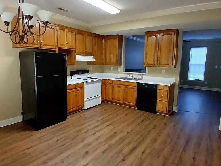 205 Sharon Dr NE — Photo 2