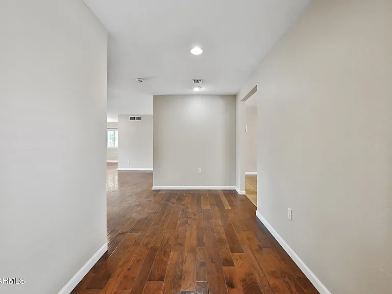 324 W Willow Ave — Photo 3