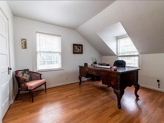 3rd image of 204 W Dallas St