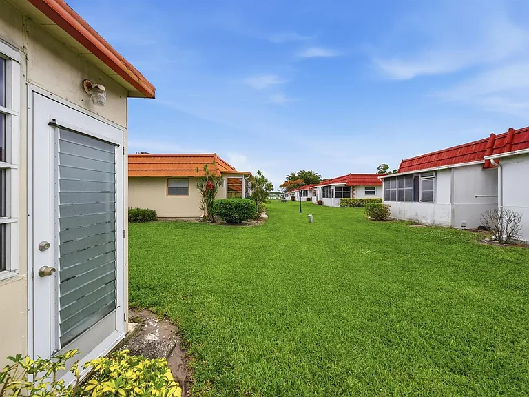 28 Seville Dr #B — Photo 29
