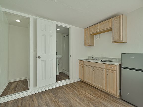 4th image of 225 NW 24th St Unit E