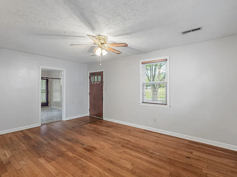 1315 E Red Bud Rd — Photo 9