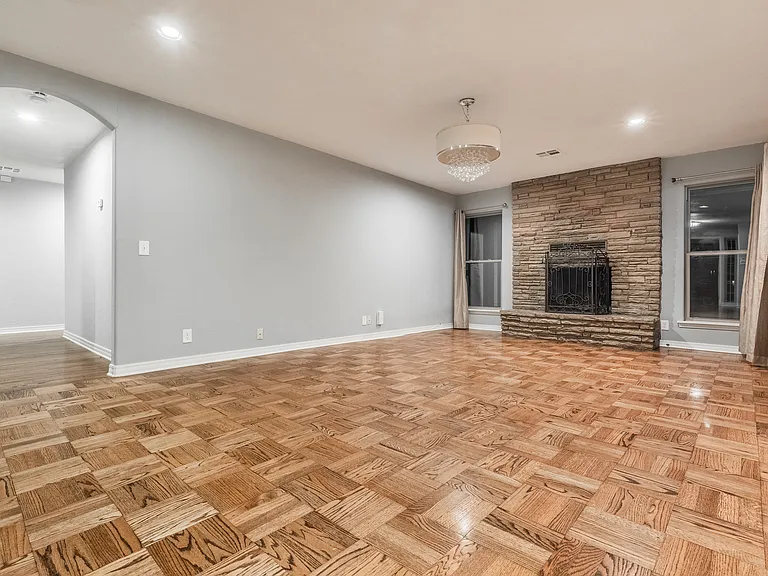 1906 Dorchester Dr — Photo 4