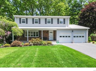 934 Flint Ct, Valley Cottage, NY 10989