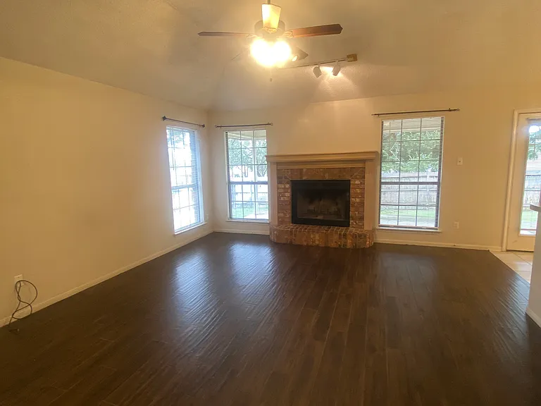 1703 Tanglewood Dr — Photo 5