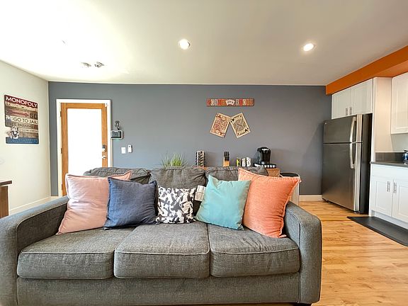 4th image of 901 N Garfield St #9