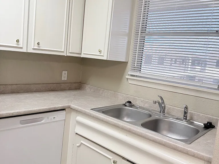 Ricks Apartments — Photo 36