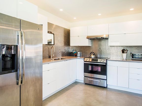 All electric kitchen. Full equipped if tenant prefers fully furnished rental in all aspects. Microwave, blender, toaster, coffee maker, coffee press etc...