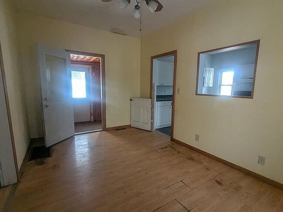 4th image of 809 Maple St