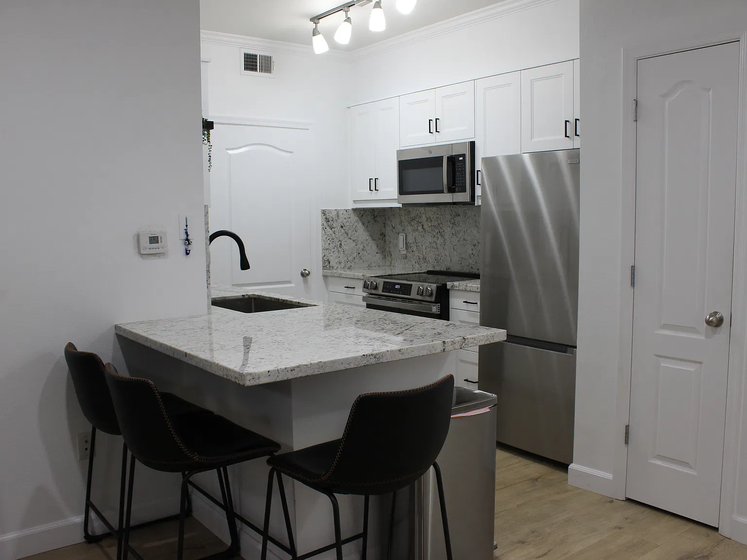 1 bed, 707 sqft, $2,100 — Photo 1