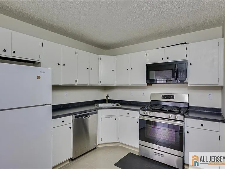 69 Amberly Ct — Photo 10