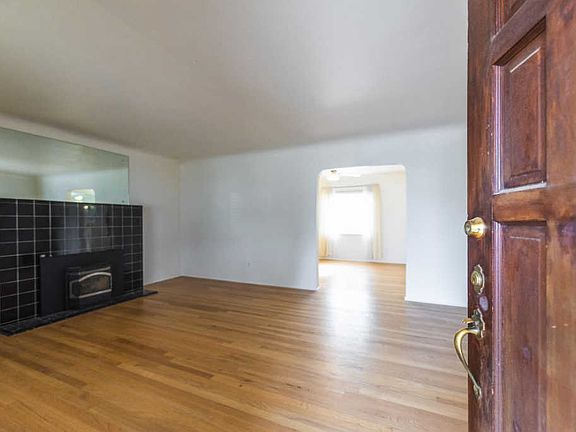 3rd image of 212 Montclaire Dr NE