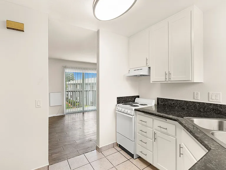Melrose Manor Apartments - Riverside, CA — Photo 48