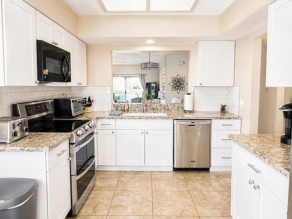5th image of 654 Vista Lago Cir N